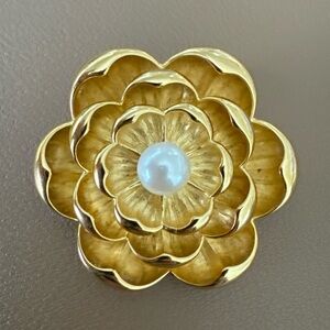 VINTAGE JOAN RIVERS CAMELLIA
FLOWER BROOCH PIN SATIN GOLD
WHITE PEARL